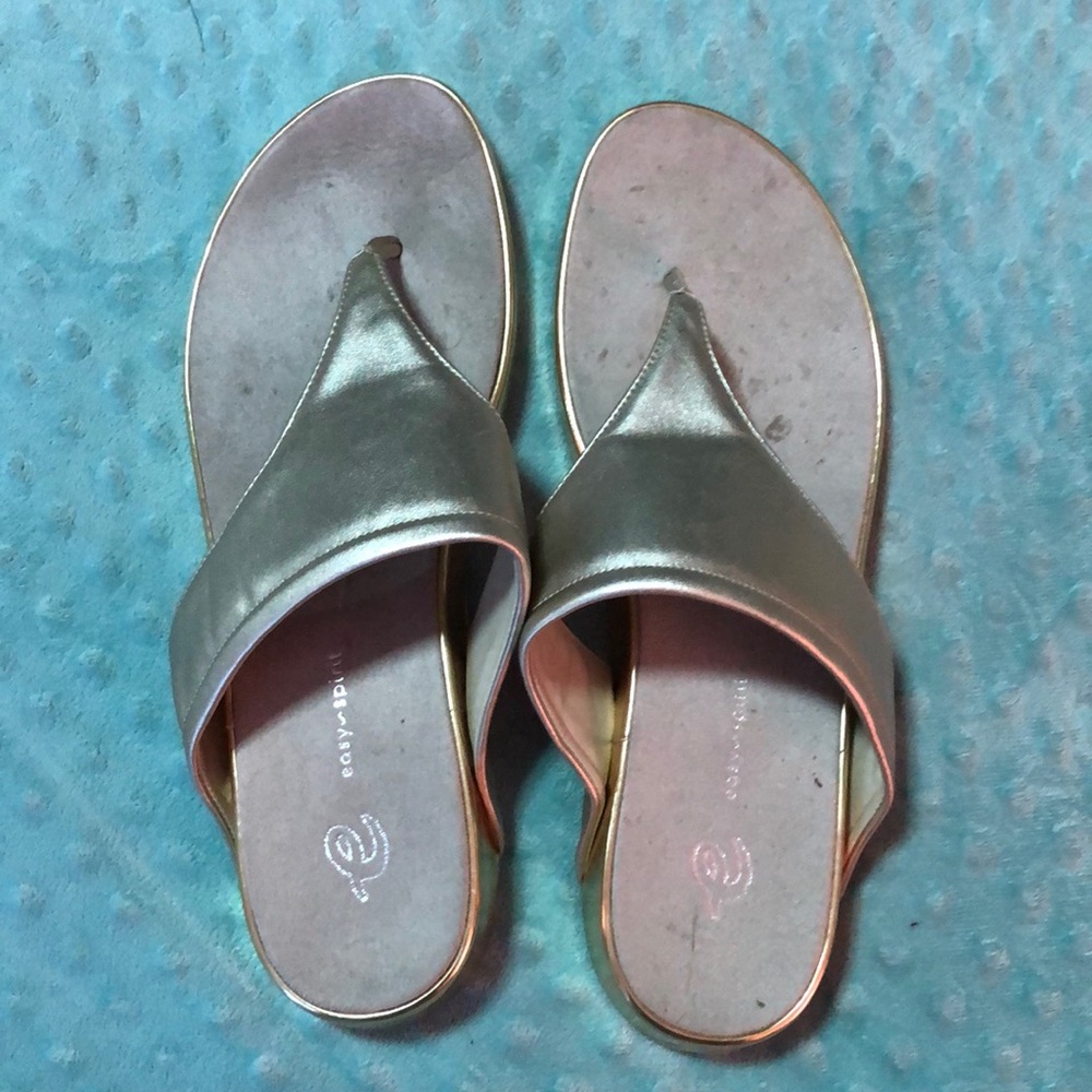 Easy spirit gold metallic flip flops (11w)